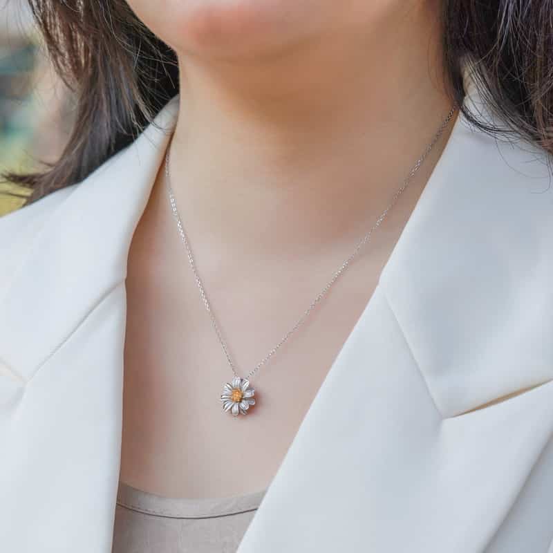 stunning daisy necklace 925 silver - 10k gold Styling Daisy Necklace 925 silver - casual and formal floral-inspired looks