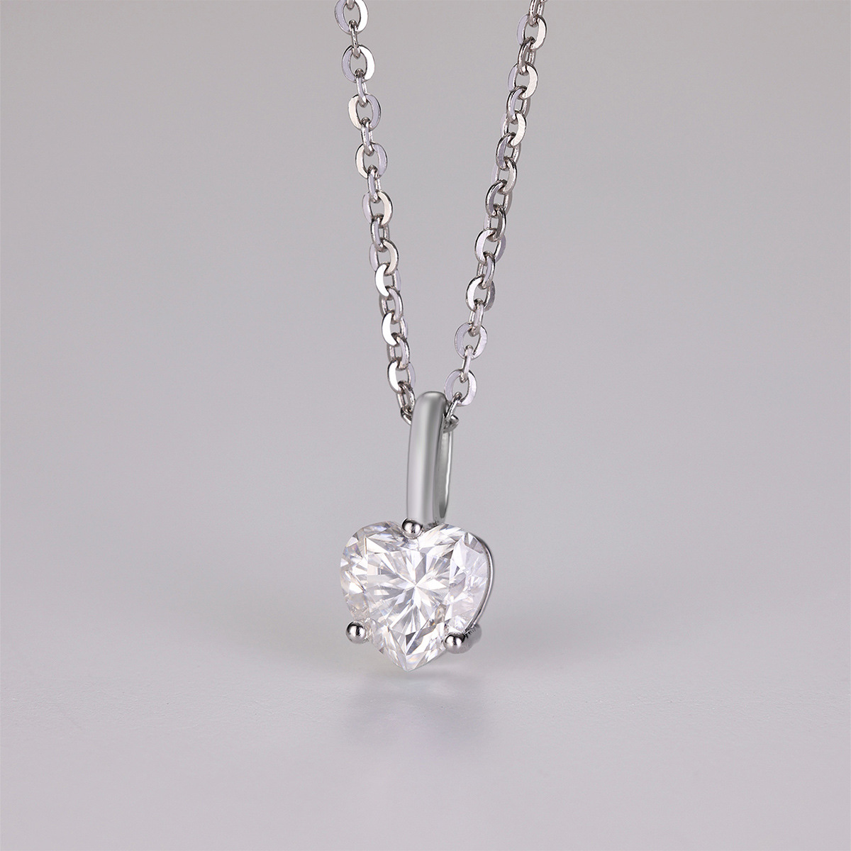 stunning moissanite heart necklace 0.8ct 925 gra Close-up of Moissanite Heart Necklace 0.8ct D-color VVS1 GRA certified pendant