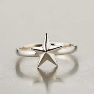 Silver star ring in 925 sterling silver with a polished celestial design