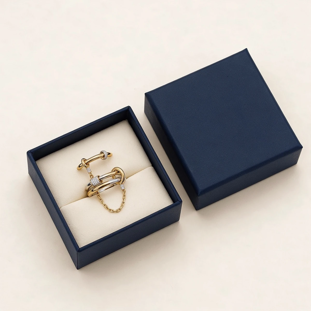 Complete gift set of a two-tone interlocking chain link ring in 925 sterling silver