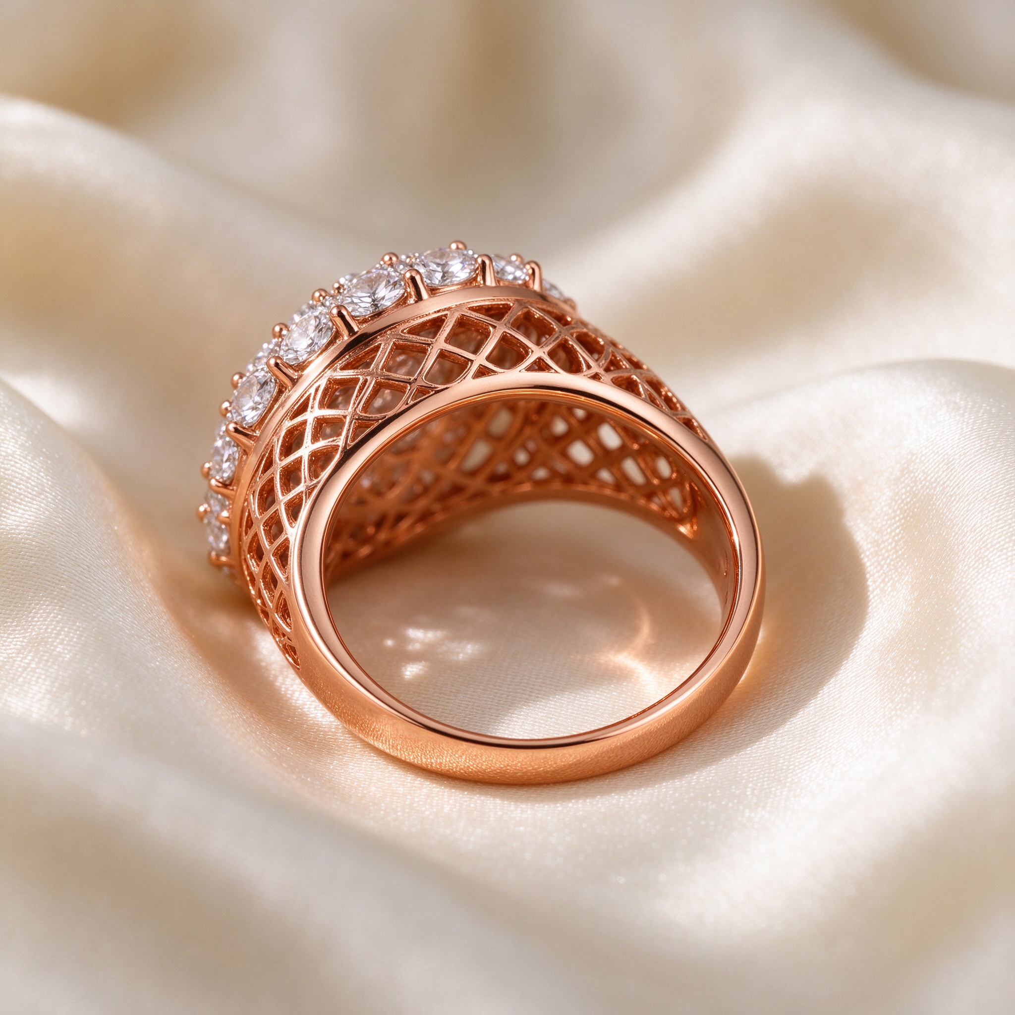 Openwork filigree rose gold ring shank detail